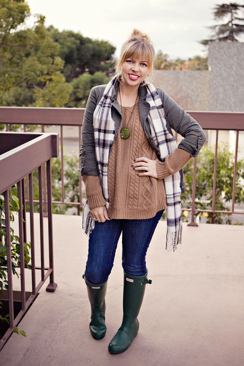 Cozy Sweater + Hunter Boots - THIS MOM'S GONNA SNAP!